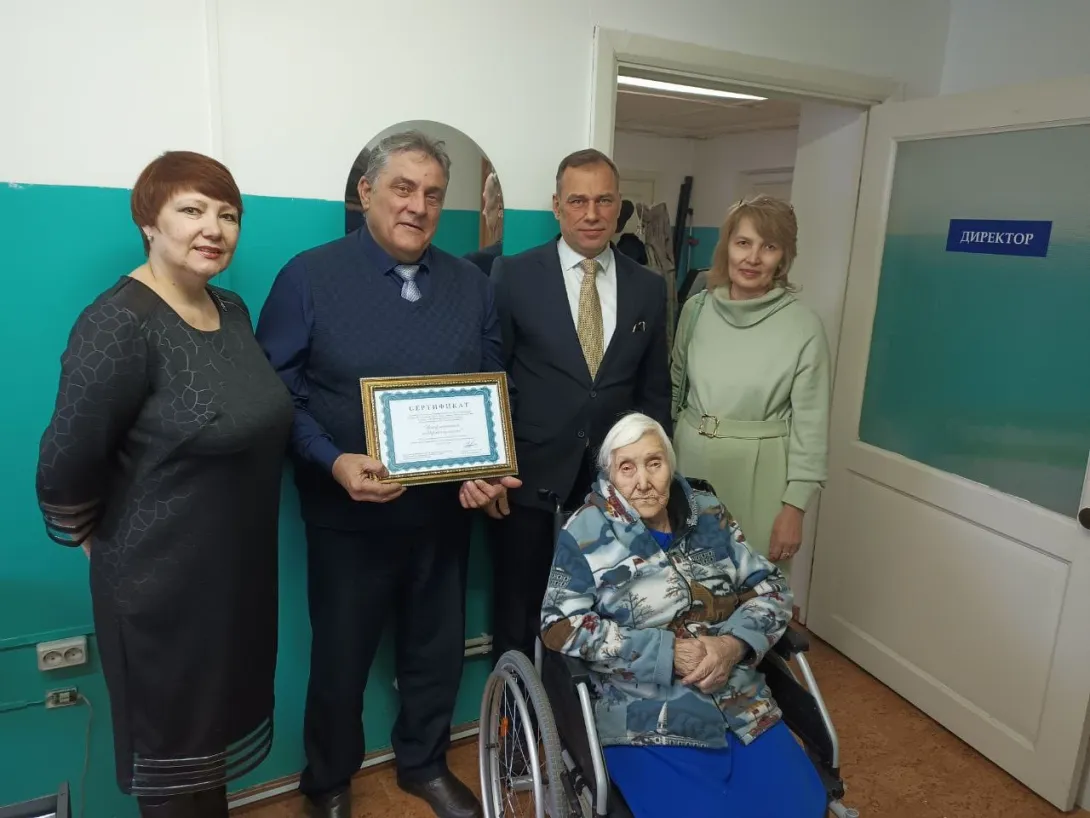 Представитель Церкви Иисуса Христа Святых последних дней Сергей Геннадьевич Балдаков передал сертификат на 70 многофункциональных медицинских кроватей начальнику управления социальной защиты населения Улан-Уде, Анатолию Николаевичу Печкину. Автор фото: Сергей Балдаков.