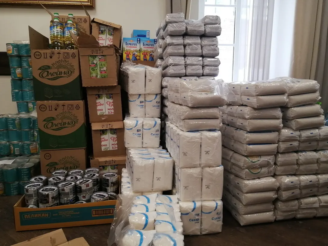 Волонтеры Церкви Иисуса Христа Святых последних дней собирают продуктовые наборы для МБОО «Справедливая помощь Доктора Лизы». @Intellectual Reserve Inc., Все права защищены.