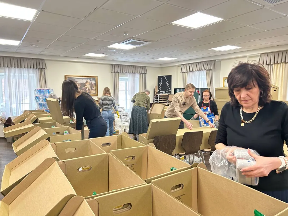 Волонтеры Церкви Иисуса Христа Святых последних дней собирают продуктовые наборы для МБОО «Справедливая помощь Доктора Лизы». @Intellectual Reserve Inc., Все права защищены.