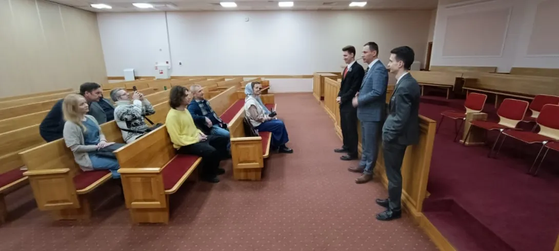 Представители Церкви Иисуса Христа Святых последних дней провели экскурсию по молитвенному дому для студентов магистратуры Русской Государственной Христианской Академии имени Ф.М. Достоевского(РХГА). Автор фото: Владимир Егоров.