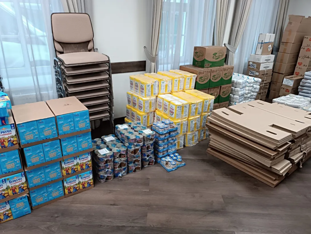 Волонтеры Церкви Иисуса Христа Святых последних дней собирают продуктовые наборы в Нижегородское областное отделение «Российский Красный Крест». @Intellectual Reserve Inc., Все права защищены.