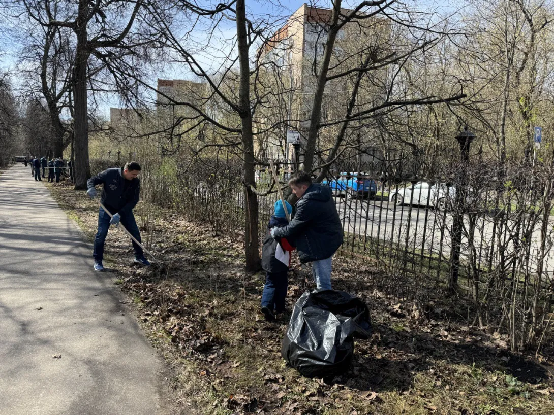 Волонтеры Церкви Иисуса Христа Святых последних дней на субботнике в Мемориально-парковом комплексе героев Первой мировой войны на Соколе. Автор фото: Владимир Асташов.