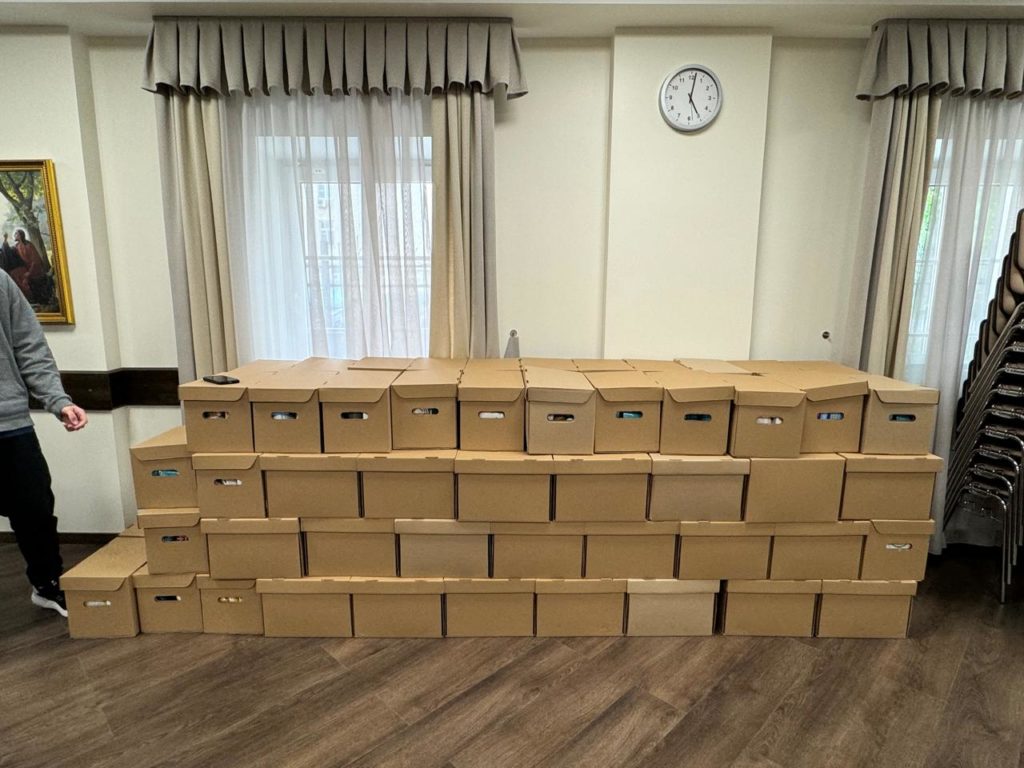 Молодежь Церкви Иисуса Христа Святых последних дней собрала 100 коробок с продуктовыми наборами для нуждающихся. Автор фото: Анна Асташова.