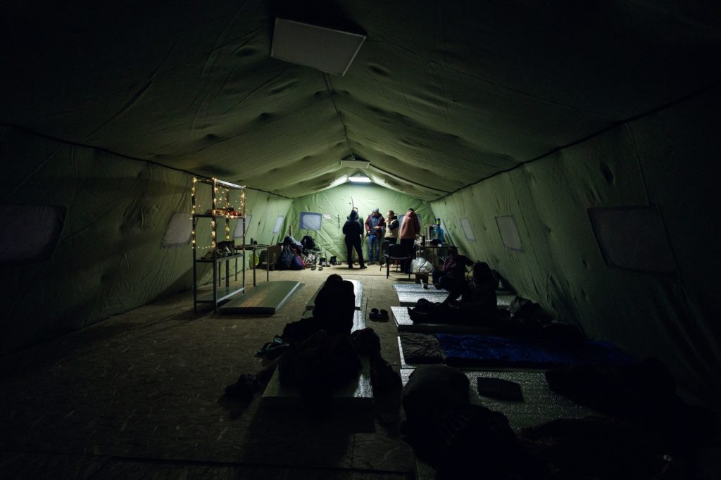 Палатки для размещения бездомных людей предоставленные Церковью Иисуса Христа Святых последних дней. Автор фото: Межрегиональная благотворительная общественная организация помощи бездомным «Ночлежка».